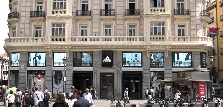Explícito sacerdote bufanda Adidas rompe con su principal franquiciado en España y cierra veinte tiendas  | Modaes
