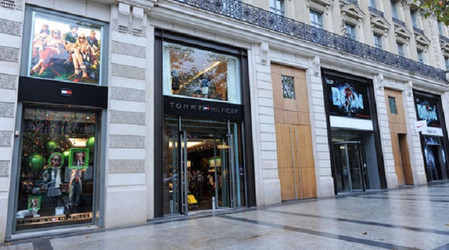Pisoteando Hizo un contrato suelo Nike 'absorbe' a Tommy Hilfiger en los Campos Elíseos para crear una  'macrotienda' en París | Modaes