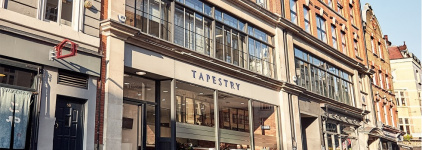 Tapestry alcanza sus previsiones y eleva un 9% su beneficio en 2023 