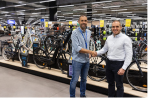 Decathlon pedalea con Ambe para potenciar el uso de la bici en España