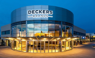 Deckers eleva sus previsiones para 2024 ante el tirón de Hoka y Ugg