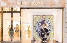 Capri saca al mercado Versace y Jimmy Choo tras el bloqueo de su venta a Tapestry