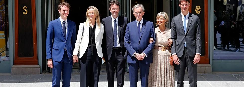 Bernard Arnault deshoja la margarita del relevo generacional en LVMH