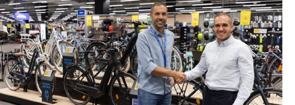 Decathlon pedalea con Ambe para potenciar el uso de la bici en España