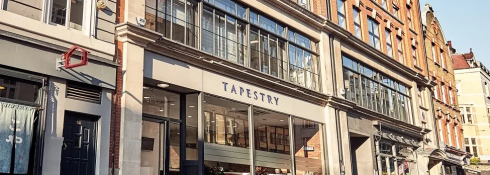 Tapestry alcanza sus previsiones y eleva un 9% su beneficio en 2023