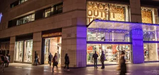 Urban Outfitters desploma su beneficio en 2021 a causa de la escalada de costes