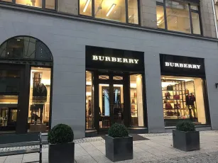 Burberry sigue cayendo y se despide del índice FTSE 