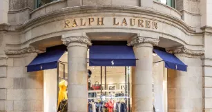 Ralph Lauren prosigue su recuperación y eleva previsiones para 2025