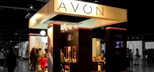 La brasileña Natura sella la compra de Avon por 1.800 millones