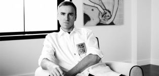 Raf Simons deja la dirección creativa de Calvin Klein