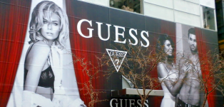 Guess estanca sus ventas hasta octubre pero reduce un 53% su beneficio