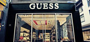 Guess encoge su beneficio un 70% en la primera mitad del año y reduce sus ventas un 3,1%