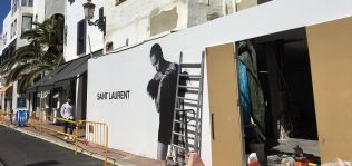 El lujo, a por el ‘sol y playa’: Saint Laurent entra en Puerto Banús y Twin-Set, en Ibiza