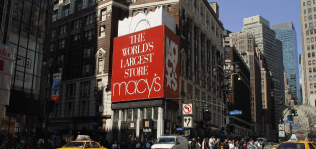 La canadiense Hudson’s Bay sale al rescate de Macy’s y tantea su compra