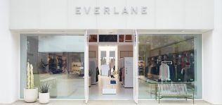 Everlane saca la tijera: 200 despidos por el coronavirus