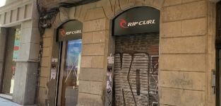 Rip Curl sale a la caza del turismo y desembarca en el centro de Barcelona