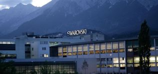 Swarovski también saca la tijera y recorta seiscientos puestos de trabajo