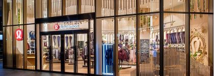 Lululemon aumenta ventas y beneficio en el primer semestre y vuelve a mejorar previsiones