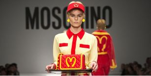 Sonría, es sólo moda: el legado de Jeremy Scott en Moschino