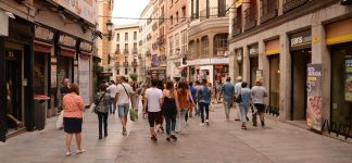 Las ventas de moda remontan en verano en España