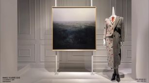 Saks Fifth Avenue exhibe obras de arte en uno de sus escaparates de Nueva York 