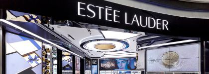 Estée Lauder encoge sus ventas un 2% y gana un 36% menos en 2024 