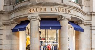 Ralph Lauren prosigue su recuperación y eleva previsiones para 2025