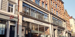 Tapestry se apoya en Coach para mantener sus ventas tras el bloqueo a la compra de Capri