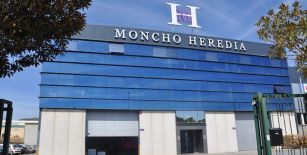 La moda de ceremonia Moncho Heredia sigue su expansión en América y testea el online en 2025