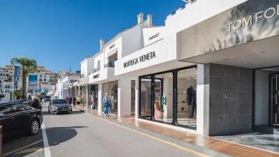 El ‘glamour’ toma el puerto: una nueva joya del calzado de lujo se instala en la Costa del Sol