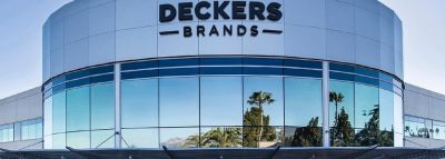 Deckers cierra el primer trimestre con un alza del 21,8%, pero reduce el beneficio