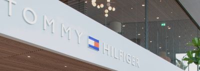 Tommy Hilfiger tiende la mano a ThredUp y lanza un programa de reventa en Estados Unidos