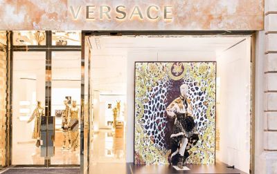 Capri saca al mercado Versace y Jimmy Choo tras el bloqueo de su venta a Tapestry